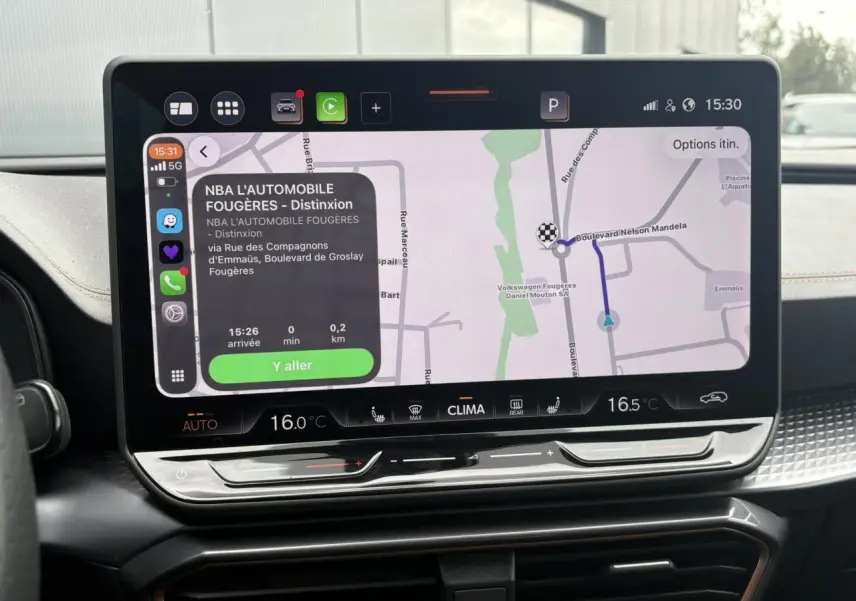 Écran tactile HD 12,9'' du tableau de bord du CUPRA Formentor 2025 affichant la navigation GPS.