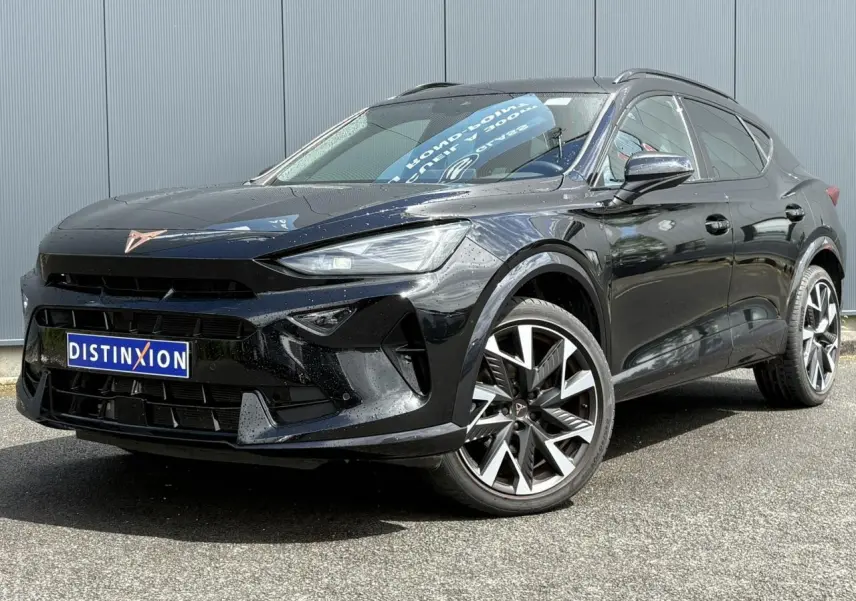 Vue 3/4 avant droite d'une CUPRA Formentor 2025 noir minuit avec jantes alliage 19'' et logo CUPRA cuivré.