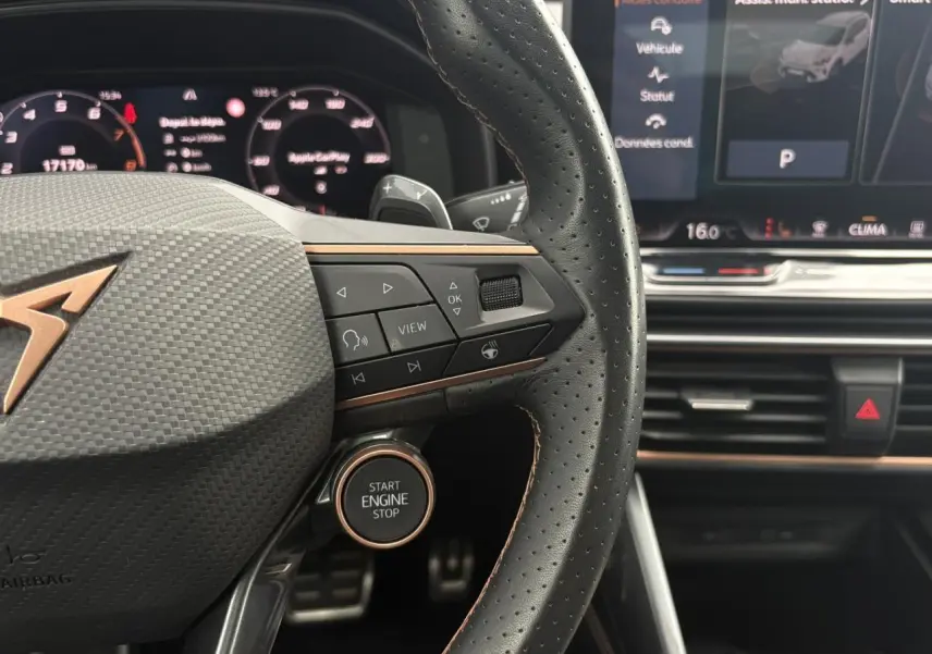 Gros plan sur le volant cuir perforé noir du CUPRA Formentor avec boutons multifonctions et bouton start engine stop.