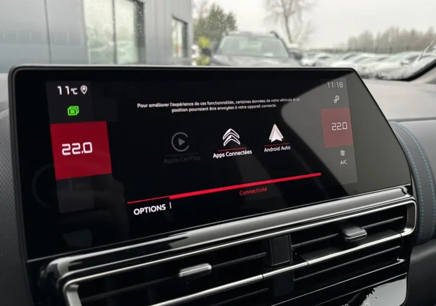 Vue rapprochée de l’écran tactile central du Citroën C5 Aircross Bleu Eclipse, affichant la connectivité Apple CarPlay et Android Auto.