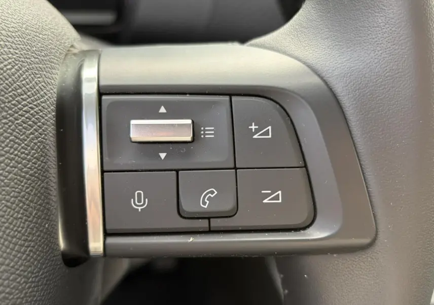 Gros plan sur les commandes audio et téléphone au volant de la Citroën C4 1.2 PureTech 130 Max 2024.