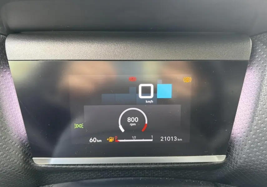 Affichage numérique du combiné de bord de la Citroën C4 1.2 PureTech 130 Max montrant 0 km/h et 21 013 km.