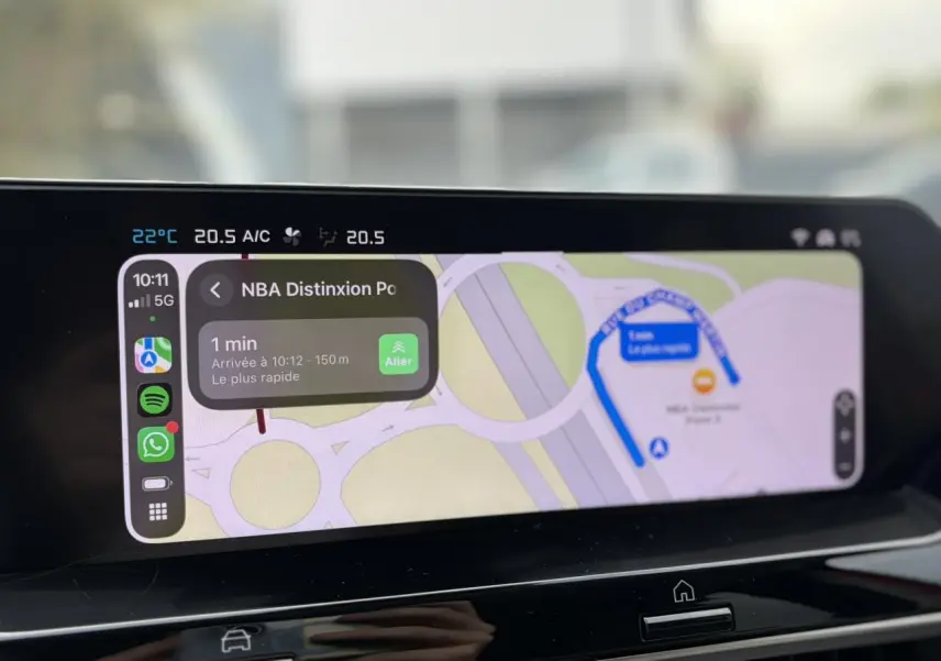 Écran tactile central de navigation affichant un itinéraire dans une Citroën C4 Rouge Elixir, vue intérieure frontale.