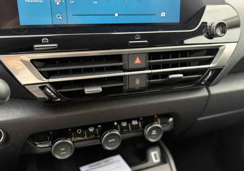 Détail de la console centrale avec aérateurs et commandes de climatisation de la Citroën C4 1.2 PureTech 130 Rouge Elixir.