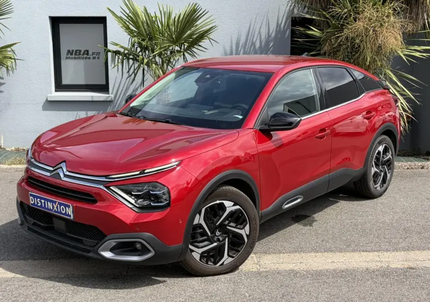 Citroën C4 1.2 PureTech 130 Max rouge Elixir en 3/4 avant droit avec jantes alliage et signature lumineuse LED.
