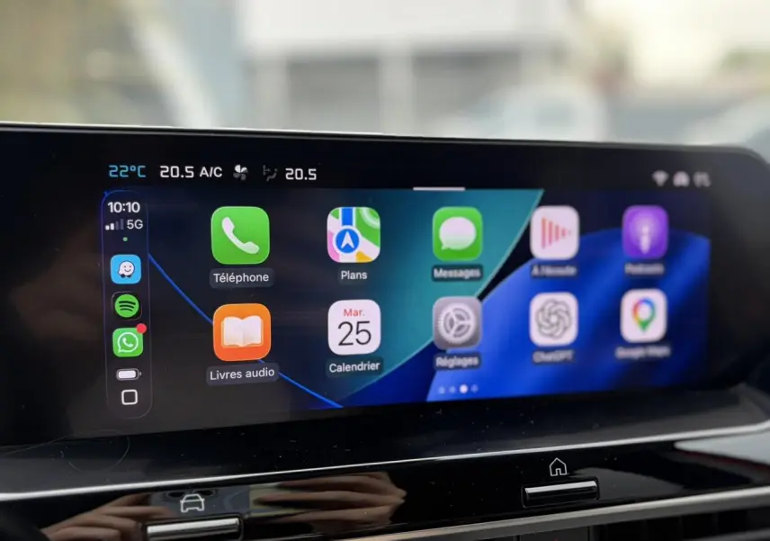 Écran tactile central 10 pouces de la Citroën C4 Rouge Elixir, affichant Apple CarPlay en intérieur.