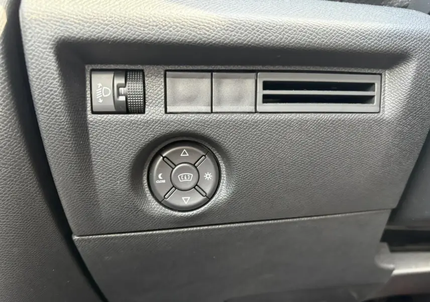 Détail du tableau de bord noir de la Citroën C4 1.2 PureTech 130 Max avec commandes d’éclairage et aérateur.