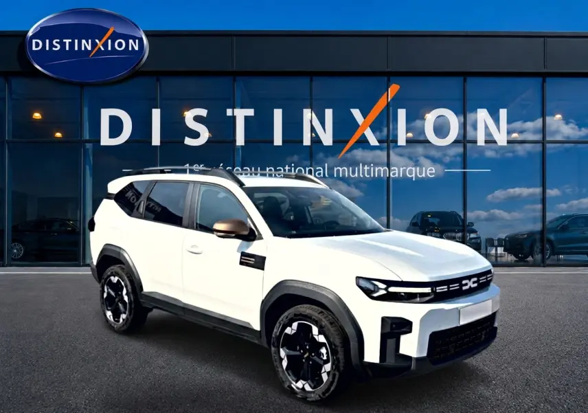 Vue 3/4 avant droite du Dacia Bigster blanc avec jantes noires et détails noirs contrastants sur carrosserie.