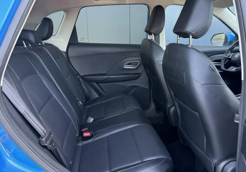 Vue intérieure côté gauche montrant la banquette arrière en similicuir noir du MG ZS 1.5 Hybrid+ 197 Luxury bleu Como.