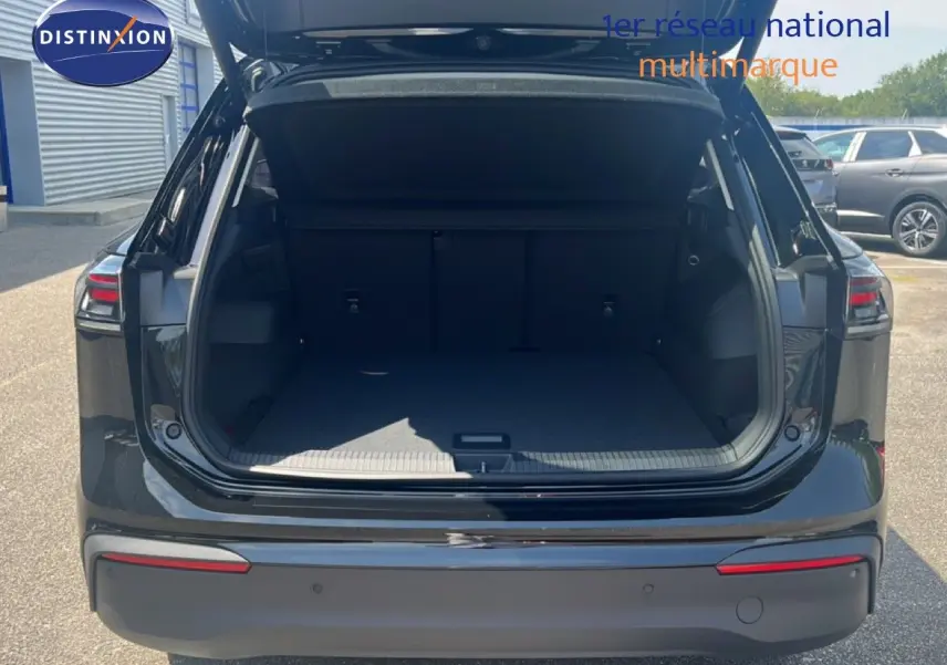 Vue arrière du Volkswagen Tiguan noir Grenadilla avec coffre ouvert, montrant l'espace de chargement vide.