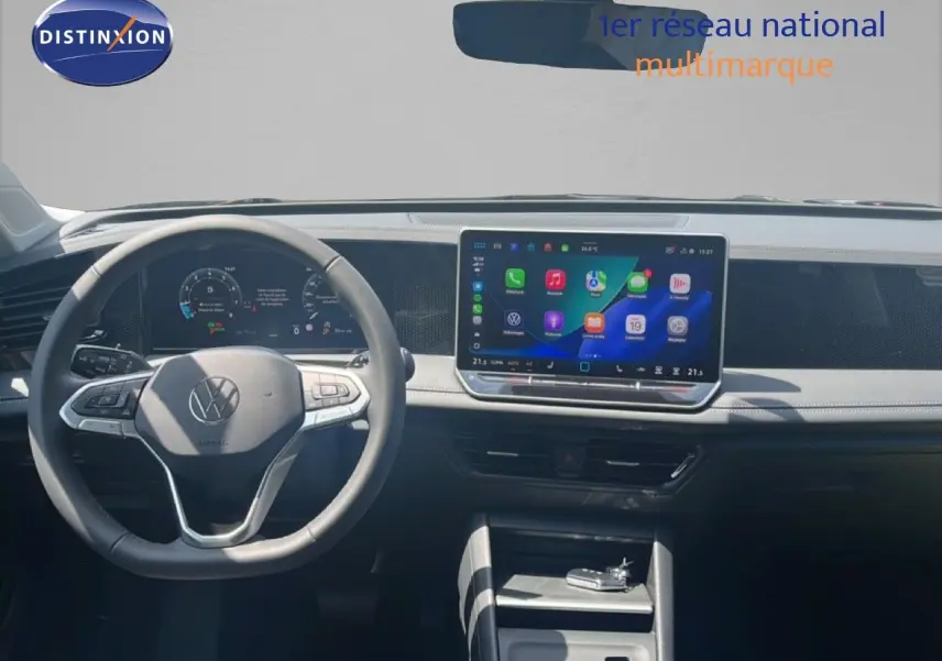 Vue intérieure du tableau de bord du Volkswagen Tiguan 2026, écran tactile central et volant multifonction noirs.