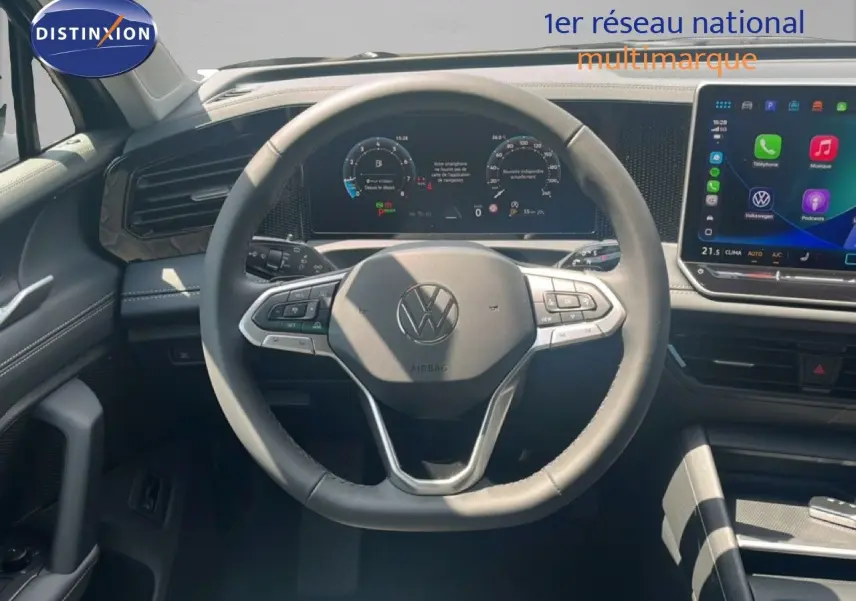 Vue intérieure centrée sur le volant multifonction et le tableau de bord numérique du Volkswagen Tiguan 2026.