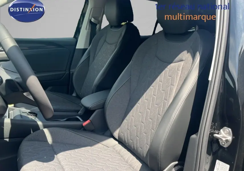 Vue intérieure des sièges avant tissu et cuir du Volkswagen Tiguan noir Grenadilla, côté droit ouvert.