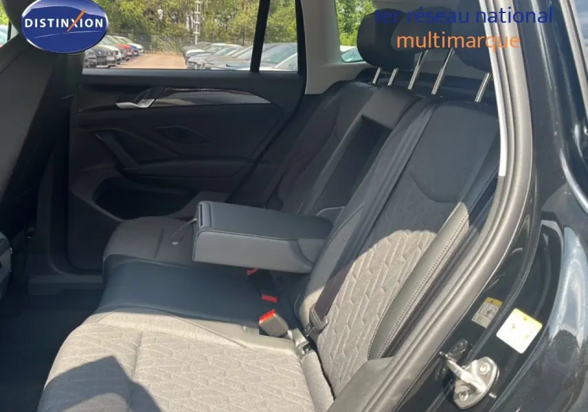 Vue intérieure côté droit des sièges arrière du Volkswagen Tiguan noir Grenadilla avec accoudoir central déployé.