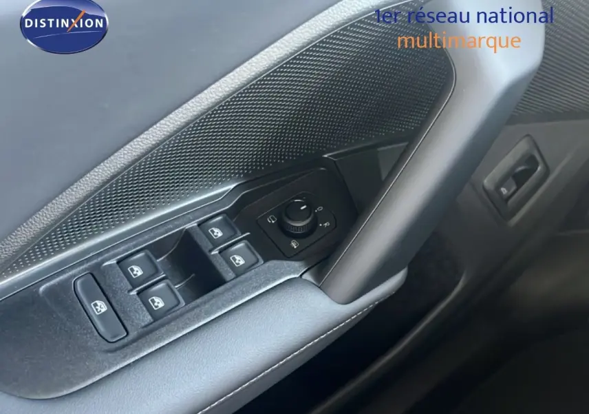 Gros plan sur la commande des vitres et rétroviseurs côté gauche intérieur du Volkswagen Tiguan noir Grenadilla 2026.