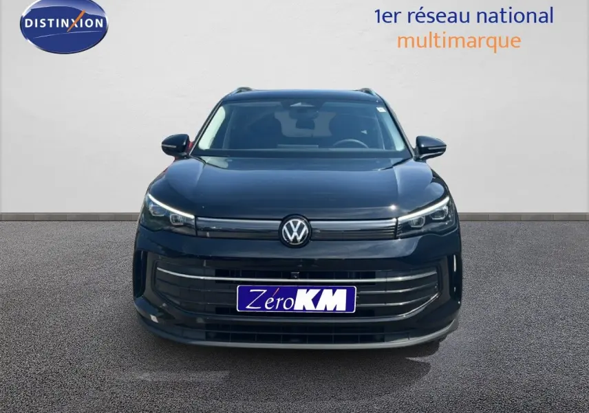 Vue frontale du Volkswagen Tiguan noir Grenadilla 2026 avec calandre moderne et logo centré, sur fond neutre.