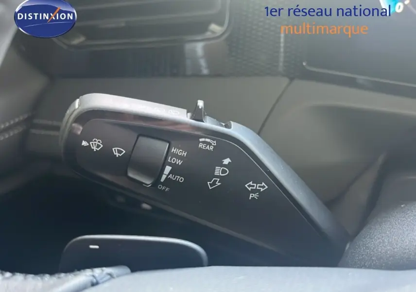 Gros plan sur le commodo de commande des essuie-glaces et clignotants dans l’habitacle noir du Volkswagen Tiguan 2026.