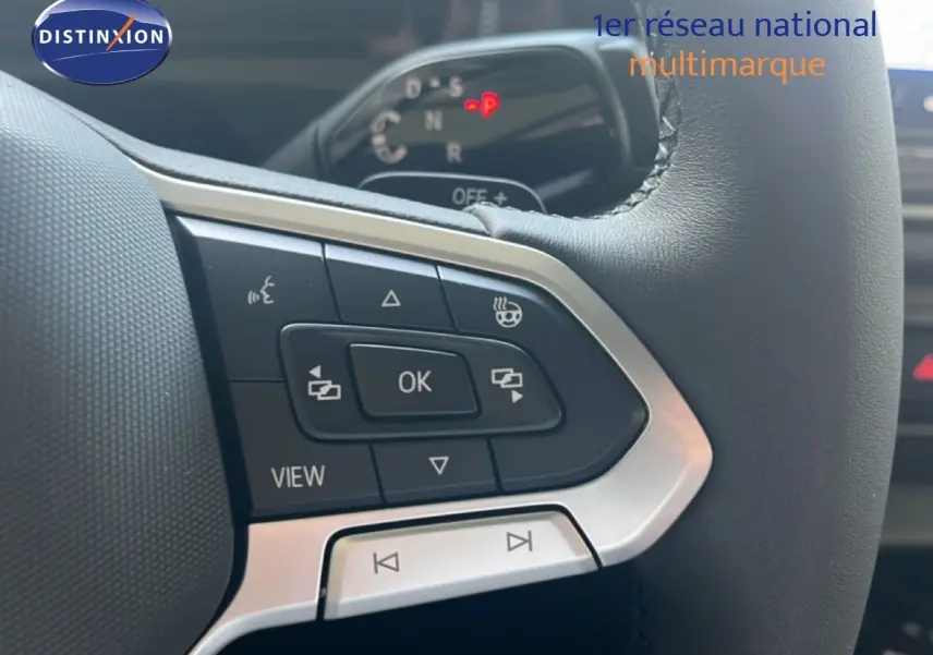 Gros plan sur les commandes au volant noir du Volkswagen Tiguan 2026, version 1.5 TSI 130CH DSG LIFE 30 YEARS.