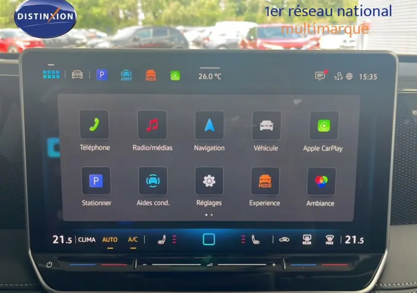 Écran tactile central du Volkswagen Tiguan 1.5 TSI noir Grenadilla, affichant les options multimédias et de navigation.