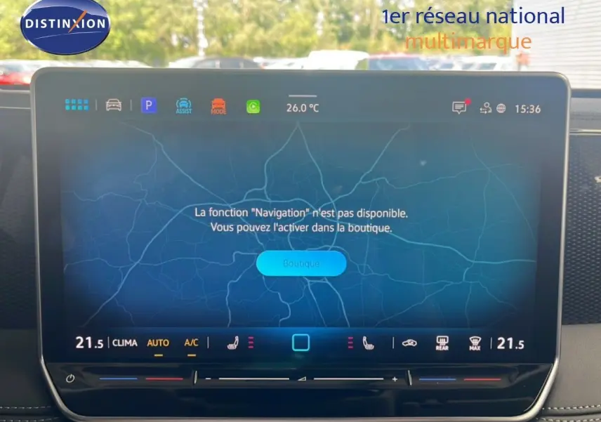 Écran tactile intérieur du Volkswagen Tiguan 2026 affichant un message d'activation de la navigation.