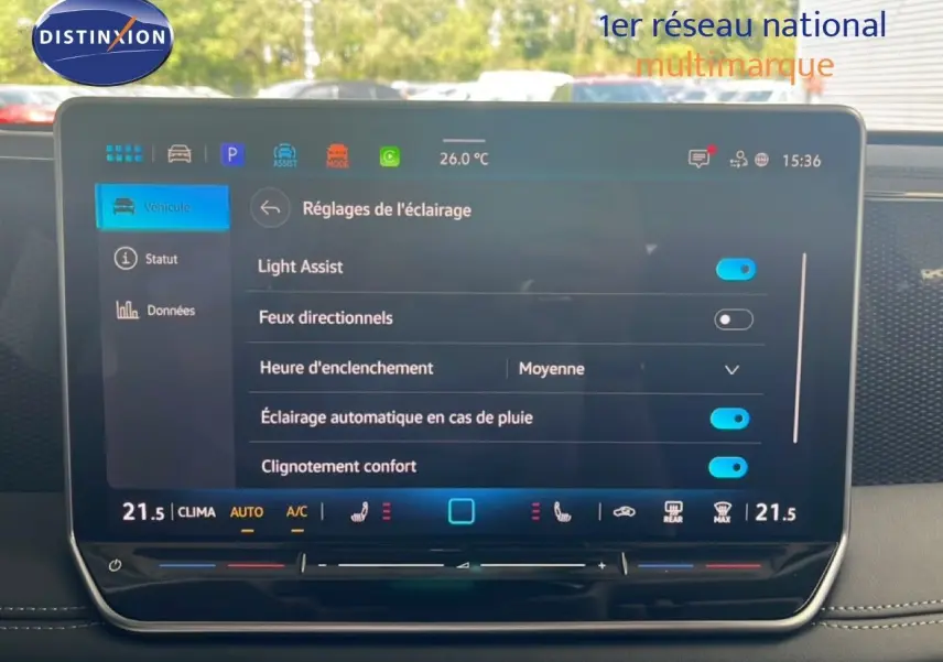 Écran tactile central du Volkswagen Tiguan 2026 affichant les réglages d'éclairage, intérieur noir, vue frontale rapprochée.