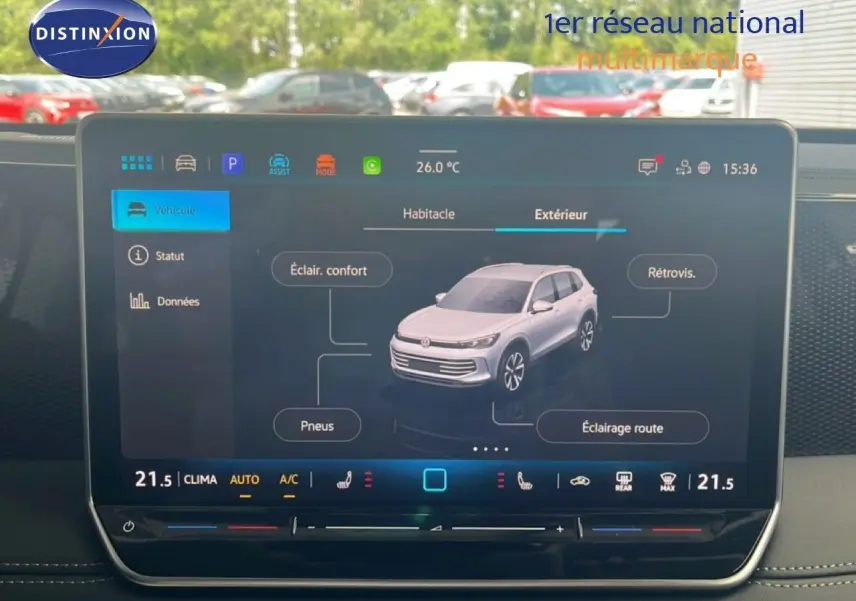 Écran tactile intérieur du Volkswagen Tiguan 2026 affichant les réglages extérieurs du véhicule en vue frontale.