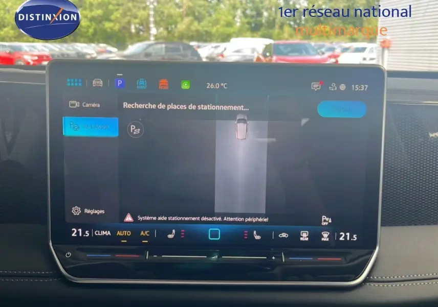 Écran tactile central du Volkswagen Tiguan noir Grenadilla, affichant l'assistance au stationnement en intérieur.