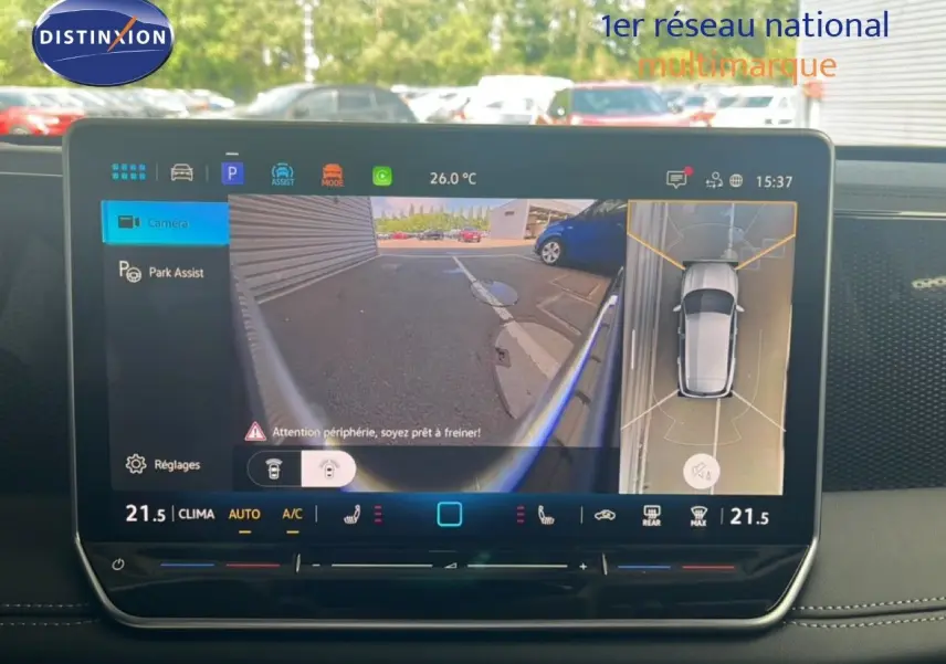 Écran tactile intérieur du Volkswagen Tiguan noir grenadilla montrant la caméra 360° et l'assistance au stationnement.