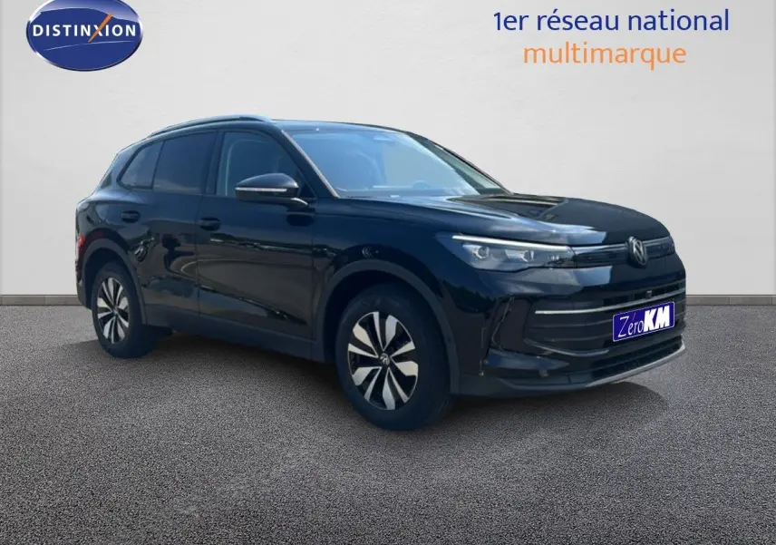 Volkswagen Tiguan 1.5 TSI noir grenadilla vu en 3/4 avant droit sur fond neutre.