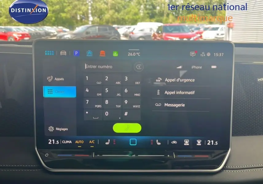 Écran tactile central du Volkswagen Tiguan 2026 affichant le clavier d'appel et les réglages de climatisation.