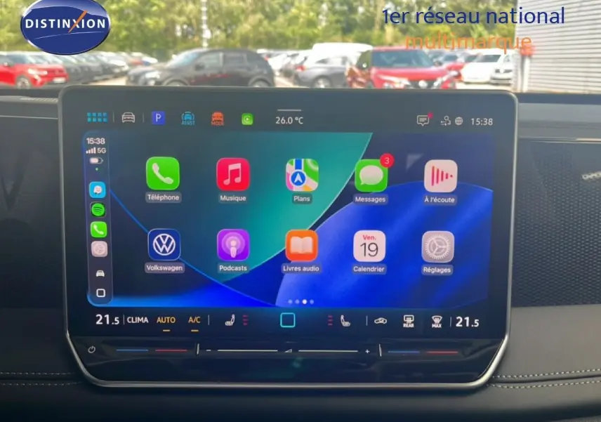 Écran tactile central du Volkswagen Tiguan 2026 affichant les applications Apple CarPlay, avec tableau de bord noir visible en arrière-plan.