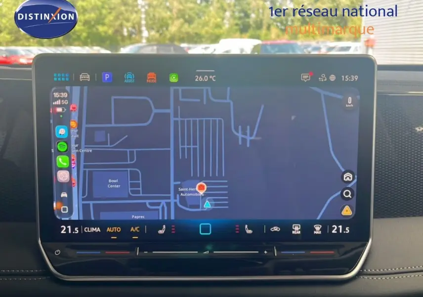 Vue intérieure centrée sur l'écran tactile du système de navigation du Volkswagen Tiguan noir Grenadilla 2026.