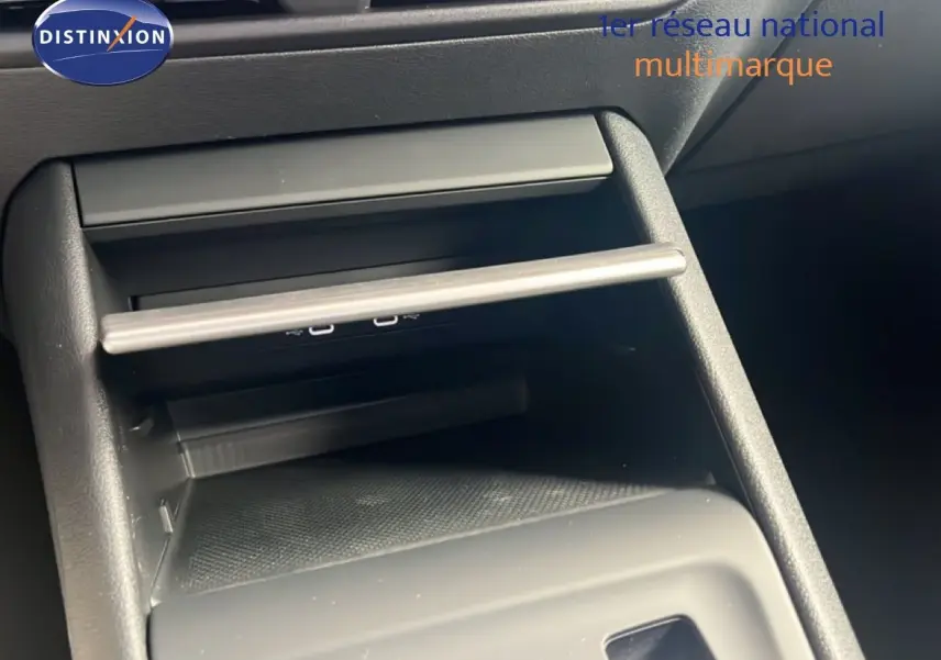 Gros plan sur la console centrale noire du Volkswagen Tiguan 2026, avec ports USB visibles et finition sobre.