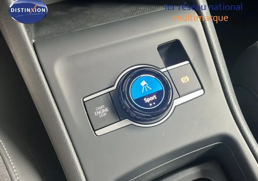 Gros plan sur la molette de sélection de mode Sport et bouton Start/Stop dans la console centrale du Volkswagen Tiguan noir.