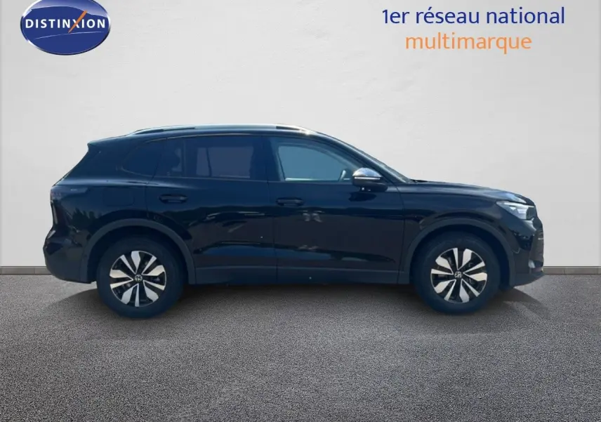 Vue de profil côté gauche d'un Volkswagen Tiguan noir Grenadilla métallisé avec jantes spécifiques 30 Years.