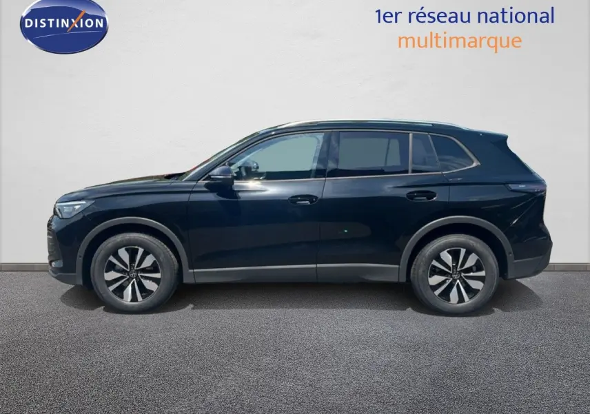 Profil droit d'un Volkswagen Tiguan noir Grenadilla métallisé 2026, SUV compact au design moderne et lignes épurées.