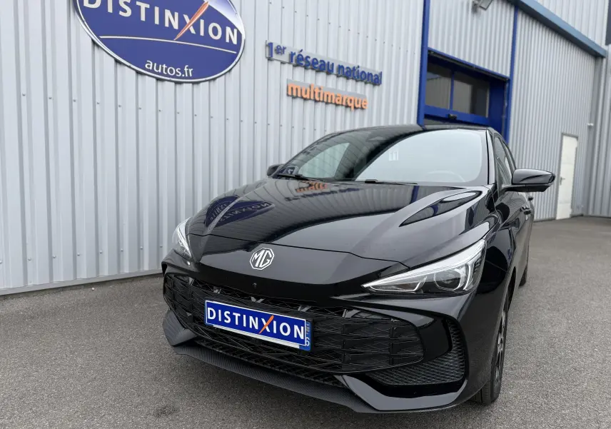 Vue 3/4 avant droite d'une MG3 1.5 HYBRID+ 195 LUXURY noire Pebble Black, avec calandre et phares LED distinctifs.
