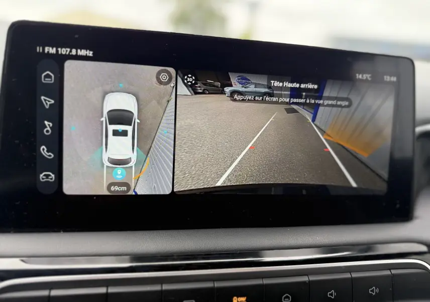 Écran multimédia du MG3 1.5 HYBRID+ 195 LUXURY montrant la caméra 360° et la vue arrière en stationnement.