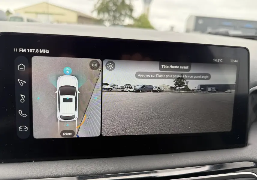 Écran intérieur du MG3 1.5 HYBRID+ 195 LUXURY montrant la caméra avant et la vue 360° du véhicule noir Pebble Black.