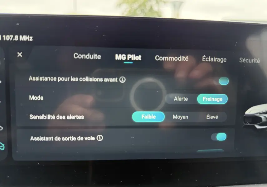 Écran tactile intérieur du MG3 1.5 HYBRID+ 195 LUXURY montrant les réglages d'assistance à la conduite.