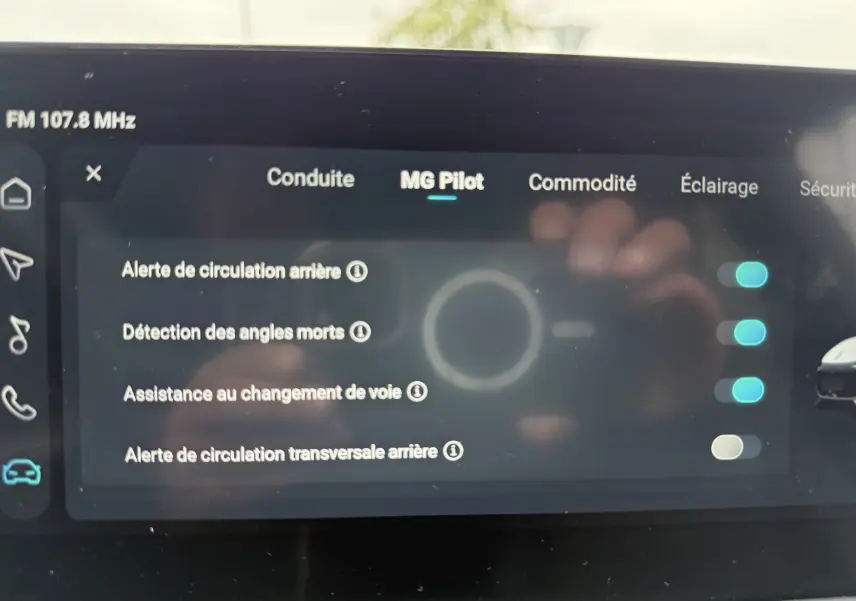 Écran tactile intérieur du MG3 1.5 HYBRID+ 195 LUXURY montrant les options d'assistance à la conduite MG Pilot.