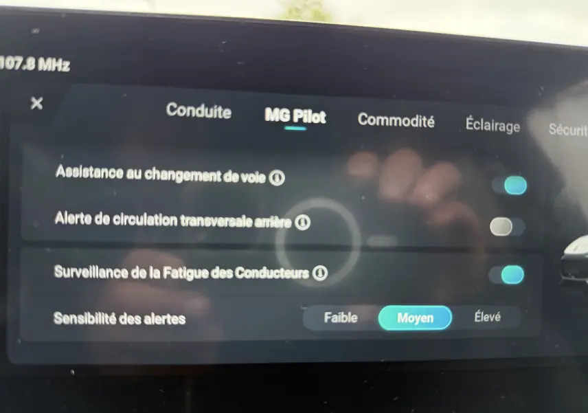 Écran tactile intérieur du MG3 1.5 HYBRID+ 195 LUXURY 2025 affichant les options d’assistance à la conduite.