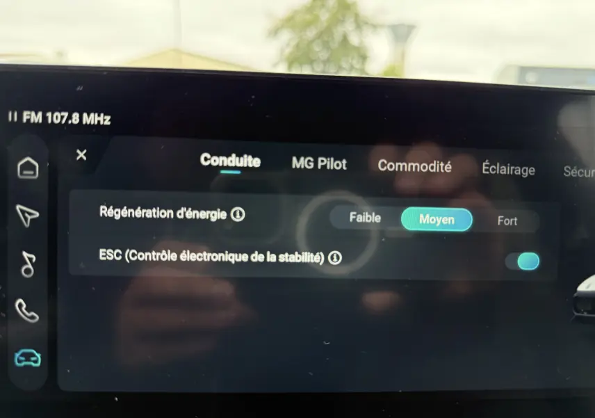 Écran tactile intérieur du MG3 1.5 HYBRID+ 195 LUXURY affichant les réglages de conduite en mode hybride.