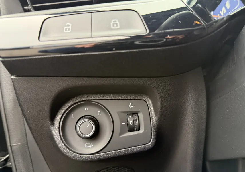 Détail intérieur côté conducteur du MG3 2025 Pebble Black, avec commandes de réglage des rétroviseurs et luminosité.