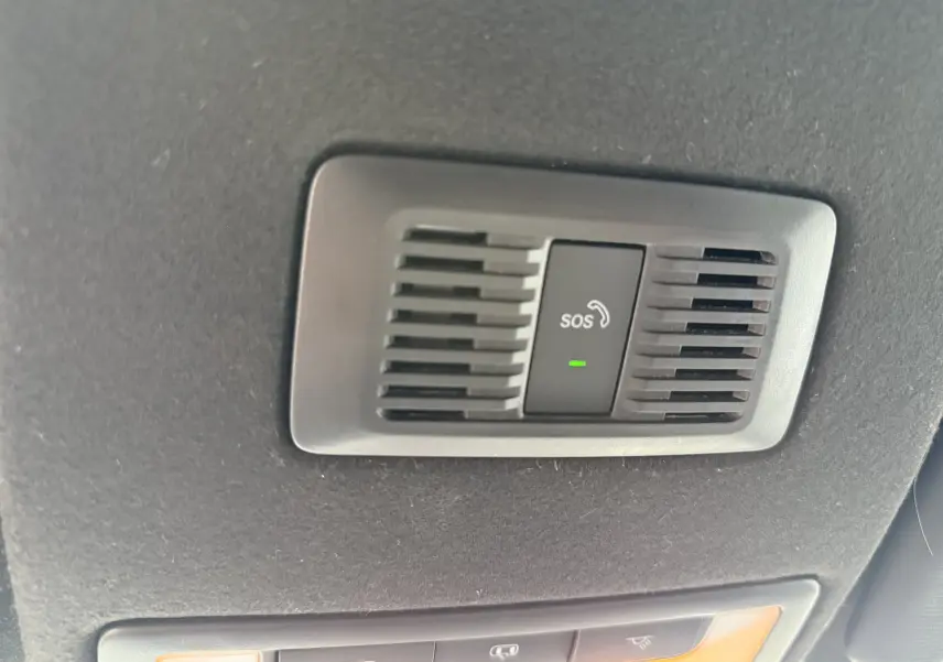 Bouton SOS avec témoin vert intégré dans le plafonnier intérieur du MG MOTOR MG3 1.5 HYBRID+ 195 LUXURY couleur Pebble Black.