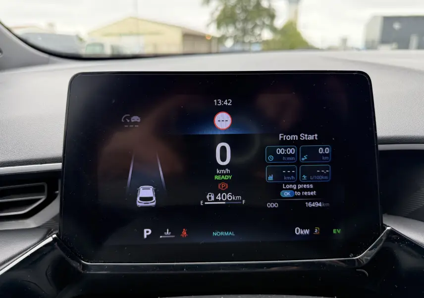 Écran numérique du tableau de bord du MG3 1.5 HYBRID+ 195 LUXURY affichant la vitesse, autonomie et mode de conduite.