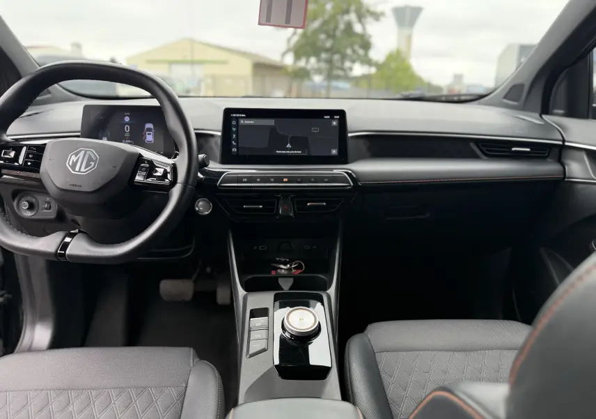 Vue intérieure avant du MG3 1.5 HYBRID+ 195 LUXURY avec tableau de bord noir et écran tactile central.