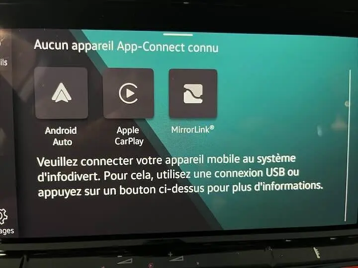 Écran tactile du système multimédia Volkswagen Golf 8 en mode App-Connect, affichant Android Auto, Apple CarPlay et MirrorLink.