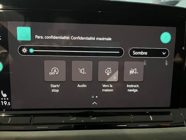 Écran tactile du système multimédia de la Volkswagen Golf 8, affichant les réglages de confidentialité et options audio.