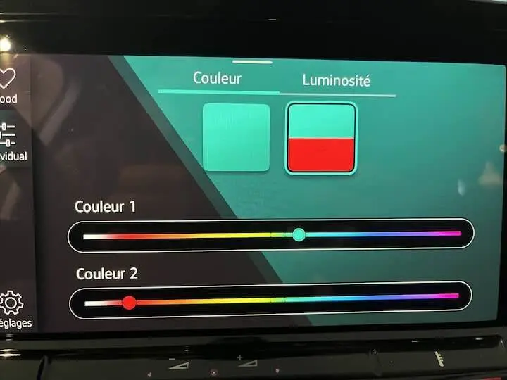 Écran tactile intérieur de la Volkswagen Golf 8 affichant les réglages de couleur et luminosité de l'ambiance lumineuse.